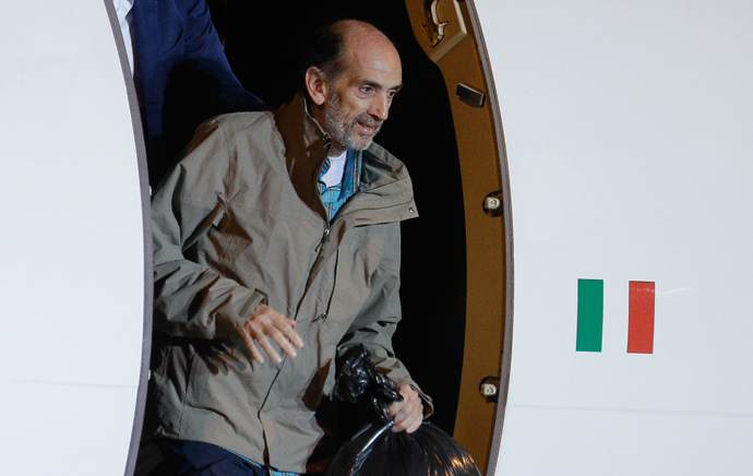 Italian journalist Domenico Quirico disembark from the airplane on September 9, 2013 at Ciampino military airport in Rome (AFP Photo)