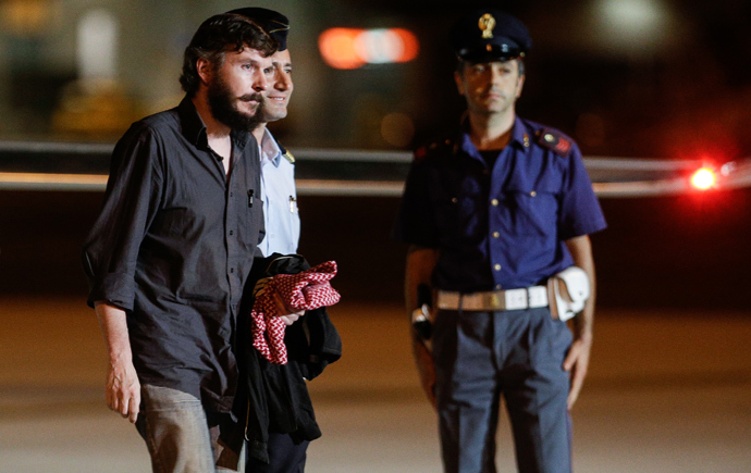 Belgian national Pierre Piccinin (L) disembark from the airplane on September 9, 2013 at Ciampino military airport in Rome (AFP Photo)