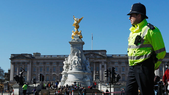 A police officer patrols the Mall in front of Buckingham Palace.(Reuters / Luke MacGregor)