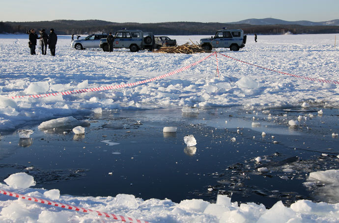 An ice hole in Lake Chebarkul, Chelyabinsk Region, where pieces of a meteorite could allegedly fall December 15. (RIA Novosti)