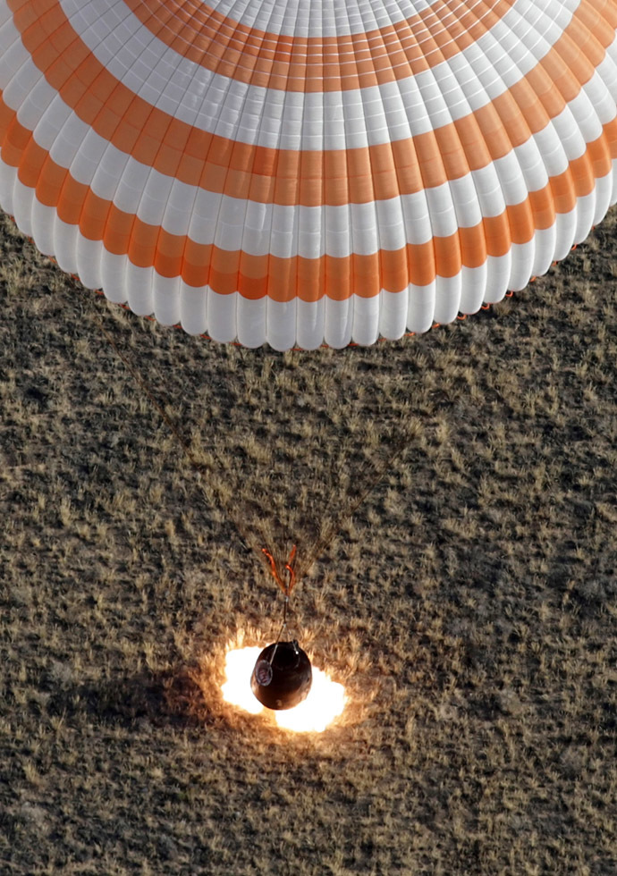 Russian Soyuz TMA-08M spacecraft lands some 146 km southeast of the town of Zhezkazgan in Kazakhstan, on September 11, 2013. (AFP Photo/Maxim Shipenlov)