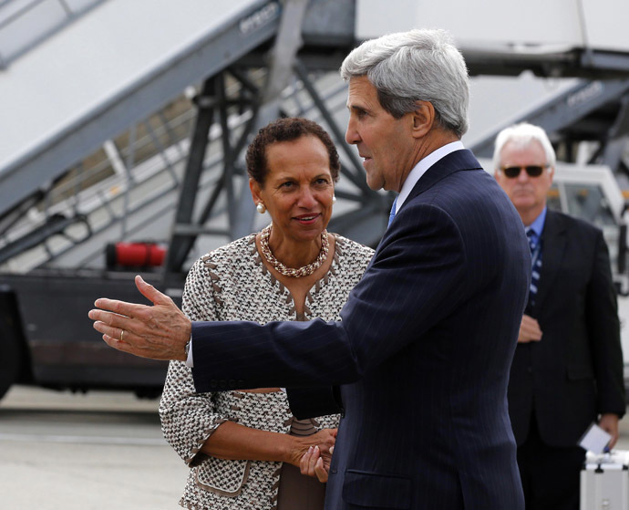 US Secretary of State John Kerry is welcomed on September 12, 2013 by the US Permanent Representative to the United Nations in Geneva Ambassador Betty E. King after he arrives at Cointrin Airport in Geneva. (AFP Photo/Pool/Larry Downing)