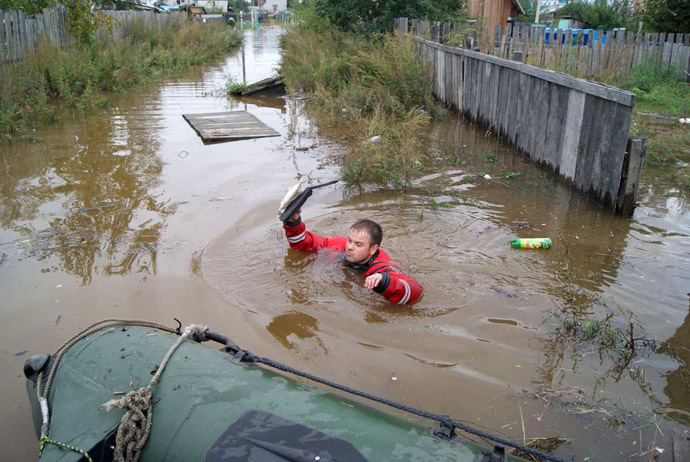 A rescuer examines farms in the flooded village of Novy Mir in the Komsomolsky District, the Khabarovsk Territory. (RIA Novosti)