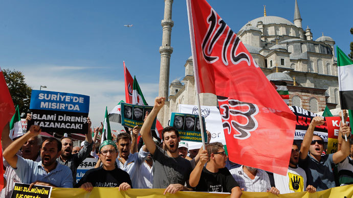 Pro-Islamist demonstrators shout slogans during a rally to protest against Syria's President Bashar al-Assad and in support of Egypt's deposed President Mohamed Mursi at the courtyard of the Fatih mosque in Istanbul September 13, 2013.(Reuters / Osman Orsal)