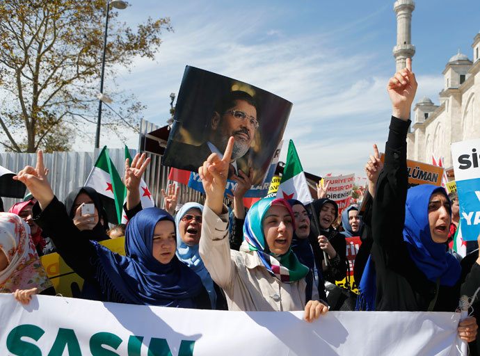 Pro-Islamist demonstrators shout slogans during a rally to protest against Syria's President Bashar al-Assad and in support of Egypt's deposed President Mohamed Mursi at the courtyard of the Fatih mosque in Istanbul September 13, 2013.(Reuters / Osman Orsal)