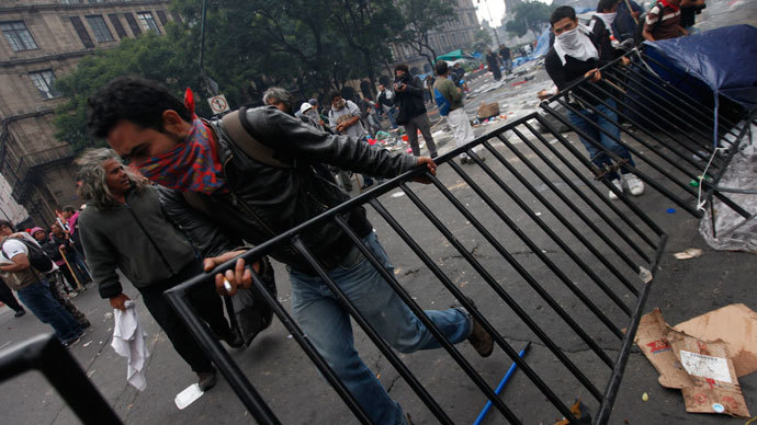Protesters move barricades as striking members of the teachers' union CNTE are evicted from Zocalo Square in downtown Mexico City September 13, 2013.(Reuters / Edgard Garrido)