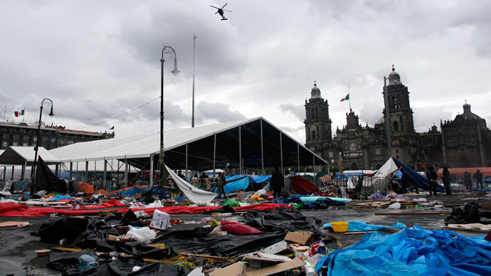 Federal police helicopters fly over Zocalo Square after striking members of the teachers' union CNTE were evicted from the area in downtown Mexico City September 13, 2013.(Reuters / Tomas Bravo)