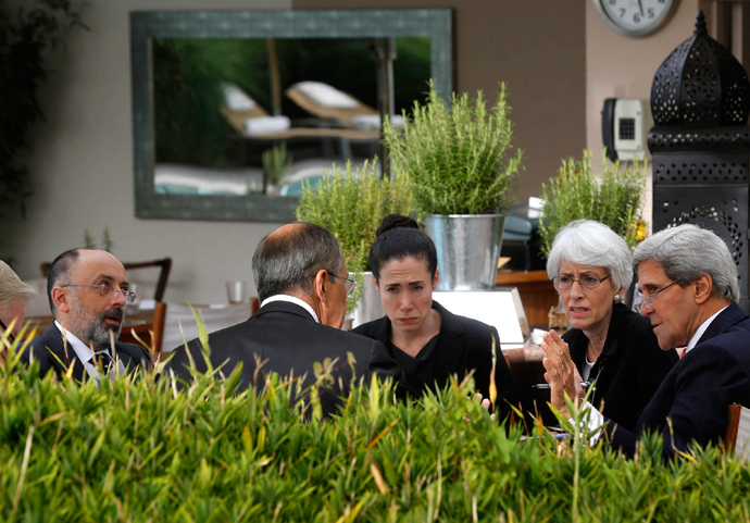 US Secretary of State John Kerry (R) and Russian Foreign Minister Sergei Lavrov (back to camera) meet while seated with their senior aides at a hotel in Geneva on September 14, 2013 (AFP Photo)