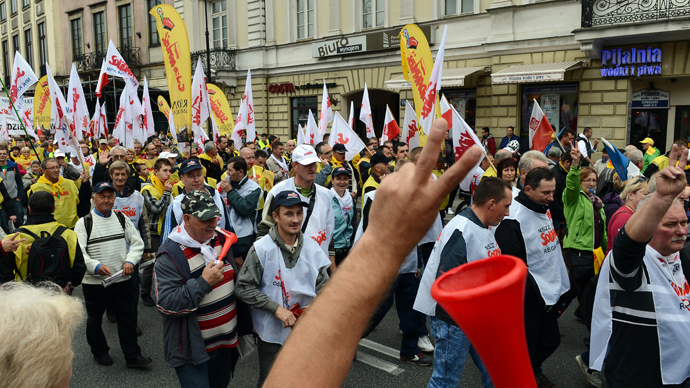 Members of Solidarity and other Polish trade unions demonstrate against their government's policy on September 14, 2013 in Warsaw (AFP Photo / Janek Skarzynski)