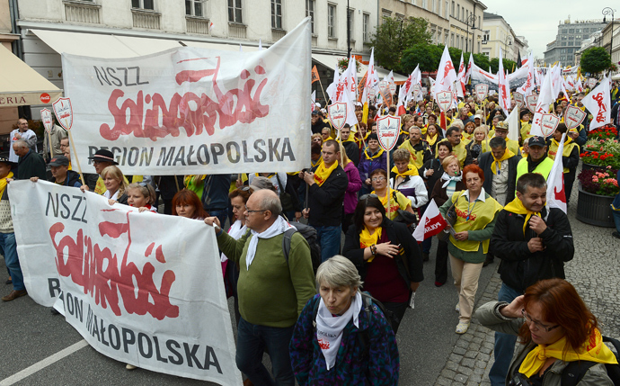 Members of Solidarity and other Polish trade unions demonstrate against their government's policy on September 14, 2013 in Warsaw (AFP Photo / Janek Skarzynski)