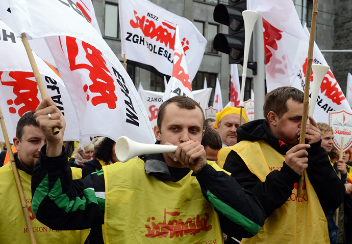 Members of Solidarity and other Polish trade unions demonstrate against their government's policy on September 14, 2013 in Warsaw (AFP Photo / Janek Skarzynski)