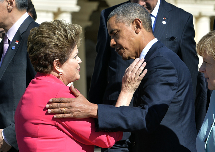 US President Barack Obama (L) greets Brazilâs President Dilma Rousseff (AFP Photo / Jewel Samad)