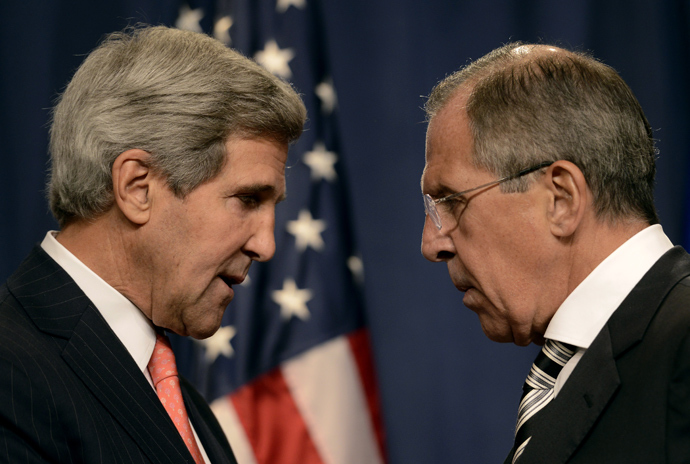 US Secretary of State John Kerry (L) speaks with Russian Foreign Minister Sergey Lavrov (R) before a press conference in Geneva (AFP Photo)