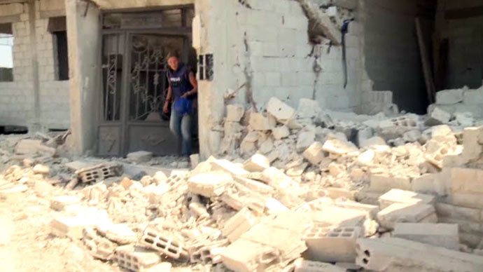 RT correspondent Maria Finoshina covering in the ruins in Darayya. RT video still.