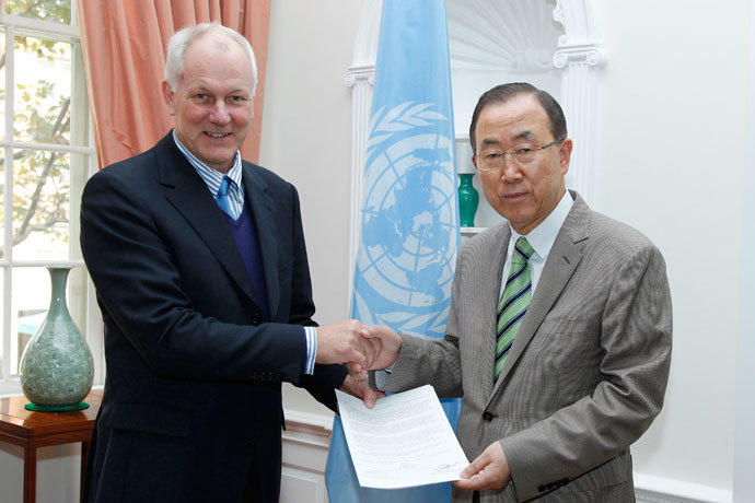 Ake Sellstrom (L), head of the chemical weapons team working in Syria, hands a report on the August 21, 2013 Al-Ghouta massacre to United Nations Secretary-General Ban Ki-moon in New York, in this handout picture provided by the United Nations September 15, 2013.(Reuters / Paulo Filgueiras)