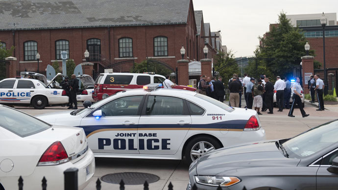 Police respond to the report of a shooting at the Navy Yard in Washington, DC, September 16, 2013. (AFP Photo / Saul Loeb)