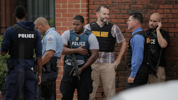 Members of various law enforcement agencies are pictured at the Washington Navy Yard campus in Washington, September 16, 2013. (Reuters / Jason Reed)