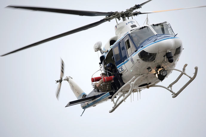 A helicopter pulls what appears to be a shooting victim up as it hovers over a rooftop on the Washington Navy Yard campus in Washington, September 16, 2013.(Reuters / Jason Reed)