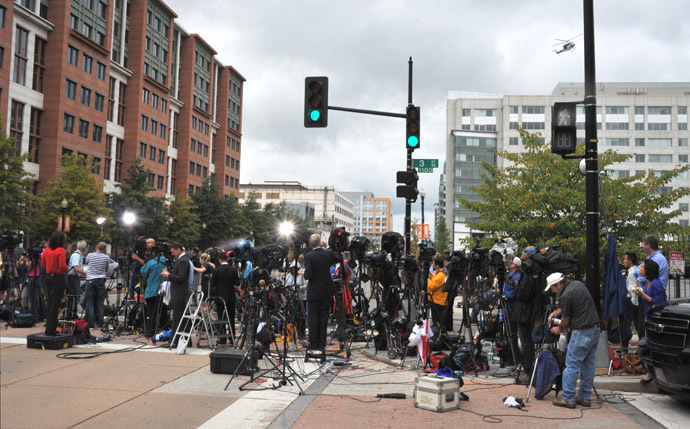 Media reporters gather outside the US Navy Yard September 16, 2013 in Washington, DC. (AFP Photo/Mladen Antonov)
