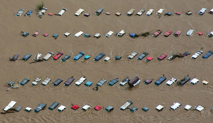 An aerial view of vehicles submerged in flood waters along the South Platte River near Greenley, Colorado September 14, 2013. (Reuters/John Wark)