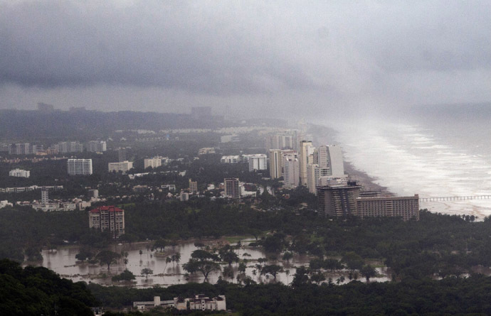 View of the flooded area in Acapulco, Guerrero state, Mexico, after heavy rains hit the area on September 16, 2013. (AFP Photo/Pedro Pardo)