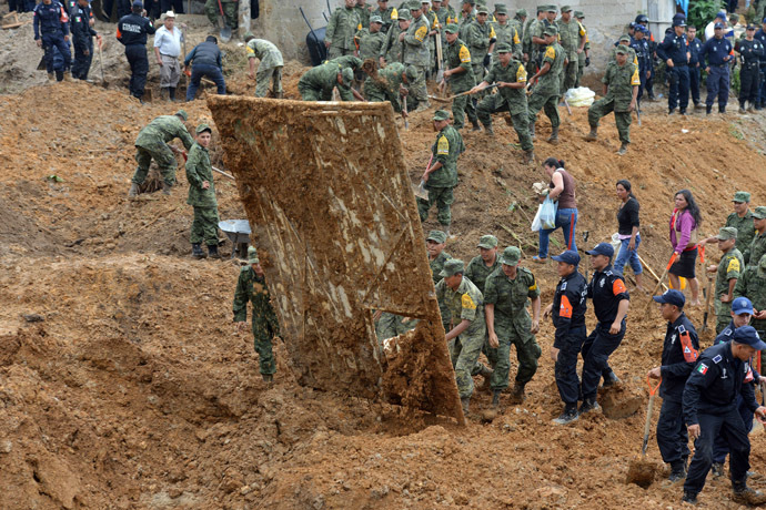 Mexican soldiers and police look for victims of a landslide caused by heavy rains in Xaltepec community, State of Veracruz, Mexico on September 16, 2013. (AFP Photo)