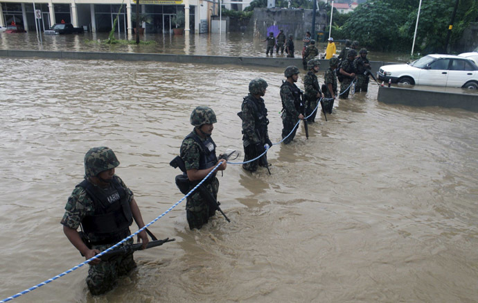 Mexican Navy members secure a flooded area to prevent theft and robbery in Acapulco, Guerrero state, Mexico, after heavy rains hit the area on September 16, 2013. (AFP Photo)