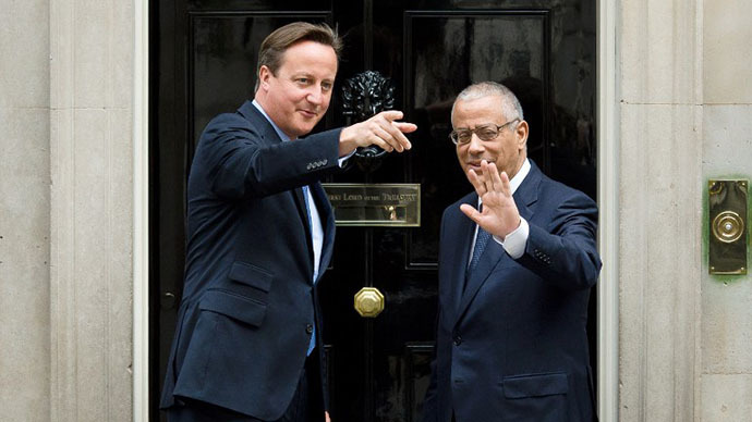 British Prime Minister David Cameron (L) welcomes his Libyan counterpart Ali Zeidan upon his arrival for a meeting at 10 Downing Street in central London on September 17, 2013. (AFP Photo / Leon Neal)