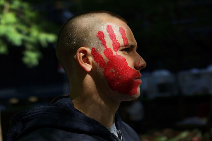 A protester affiliated with Occupy Wall Street demonstrates at Zuccotti Park near the New York Stock Exchange on the second anniversary of the movement on September 17, 2013 in New York City. (AFP Photo / Spencer Platt)