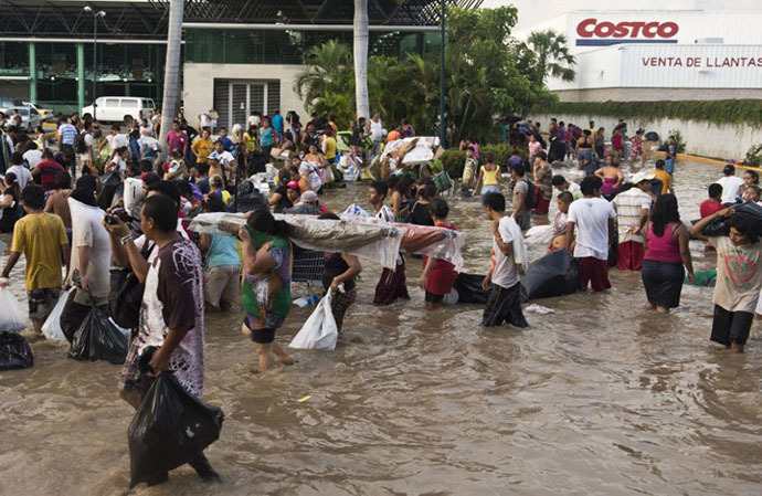 Residents loot a supermarket in Acapulco, state of Guerrero, Mexico, on September 17, 2013 as heavy rains hit the country. (AFP Photo / Ronaldo Schemidt)