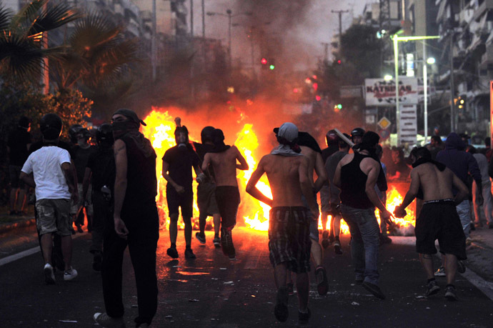 Potesters clash with police in the western Athens working class suburb of Keratsini on September 18, 2013, after a leftist musician was murdered by a suspected neo-Nazi. (AFP Photo/Louisa Gouliamaki)