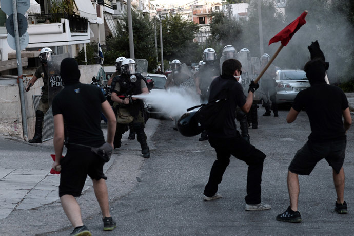 Greek demonstrators clash with riot police in Athens on September 18, 2013. (AFP Photo/Aris Messinis)