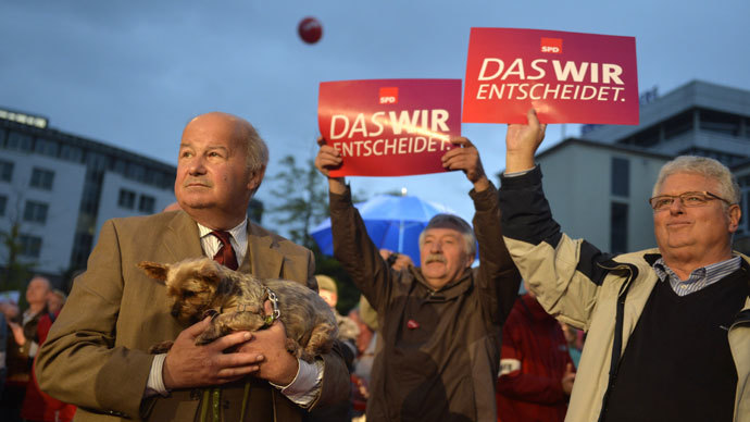 Supporters of chancellor candidate of German Social Democratic (SPD) party Peer Steinbrueck listen to his speech at an election campaign event on September 20, 2013 in Kassel. (AFP Photo / Odd Andersen) 