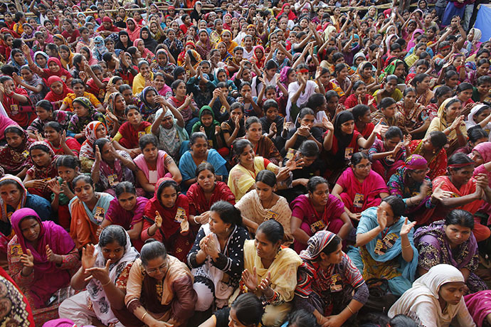 Garment workers listen to speakers during a rally demanding an increase to their minimum wage in Dhaka September 21, 2013. (Reuters / Andrew Biraj)
