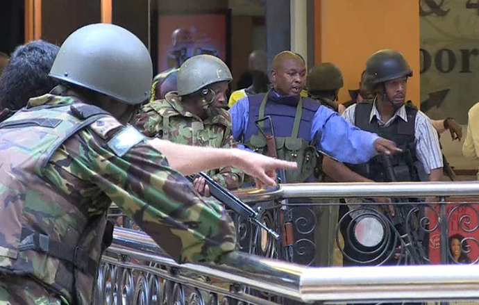An image grab taken from AFP TV shows Kenyan policemen and soldiers taking position following an attack by Somali militants on September 21, 2013 inside the Westgate mall in Nairobi. (AFP Photo / Nichole Sobecki)