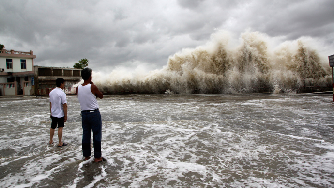People watch waves hit the shores as Typhoon Usagi approaches in Shantou, Guangdong province, September 22, 2013 (Reuters)