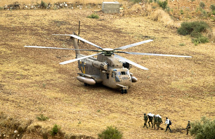 Israeli soldiers carry the body of a fellow soldier killed in the north of the occupied West Bank, near the town of Qalqilya, to a waiting helicopter, on September 21, 2013. (AFP Photo / Jack Guez)