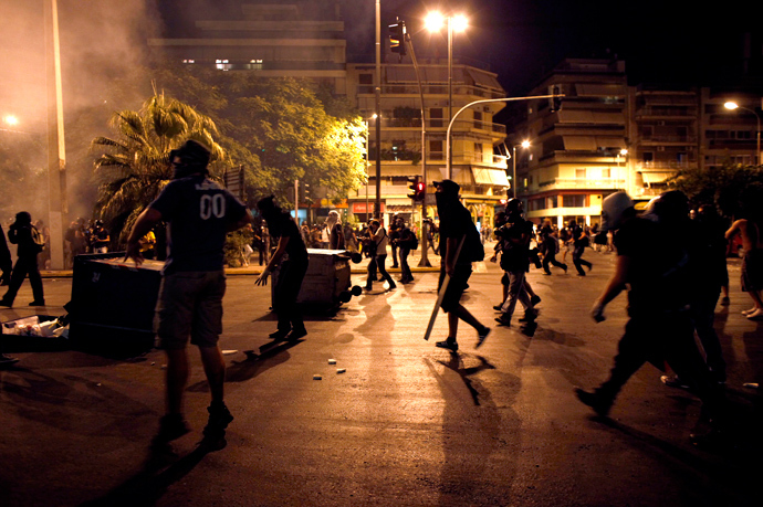 Demonstrators face riot police on September 25, 2013 during clashes in Athens (AFP Photo)