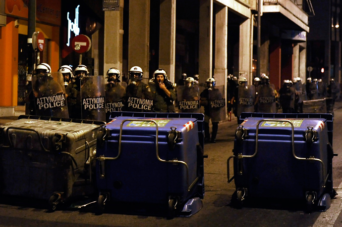 Riot police move toward barricades left by protesters on September 25, 2013 after a massive demonstration in Athens (AFP Photo)