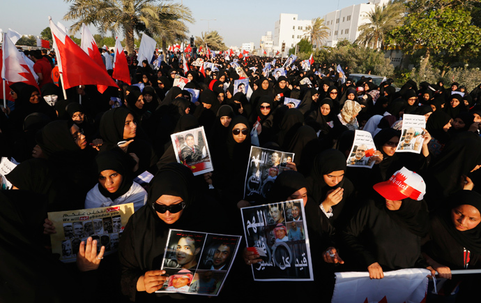Anti-government protesters holding anti-government banners participate in a rally called by Bahrain's main opposition group Al-Wefaq in Budaiya, west of Manama, September 27, 2013 (Reuters / Hamad I Mohammed)
