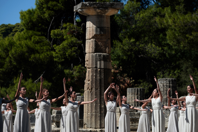 Greek actresses perform at the Temple of Hera on September 29, 2013 during the lighting ceremony of the Olympic flame in ancient Olympia (AFP Photo / Aris Messinis) 