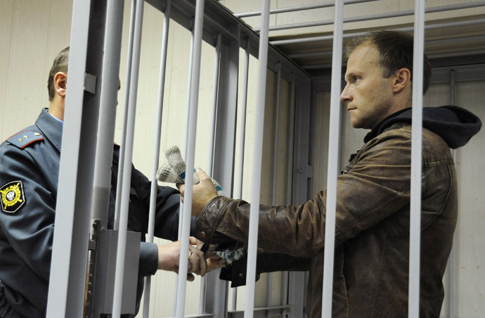 The photographer Denis Sinyakov (right) chareged with an illegal attempt at penetrating the Prirazlomnaya oil platform, is seen before hearings on his pre-trail detention measure at the Leninsky Court, Murmansk. (RIA Novosti/Sergey Eshenko)