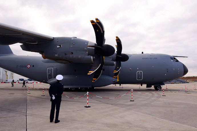 The new French air force military transport Airbus A 400M is on the tarmac of the military airbase BA 123 on September 30, 2013 in Saint-Jean-de-la-Ruelle near Orleans (central France). (AFP Photo / Alain Jocard)