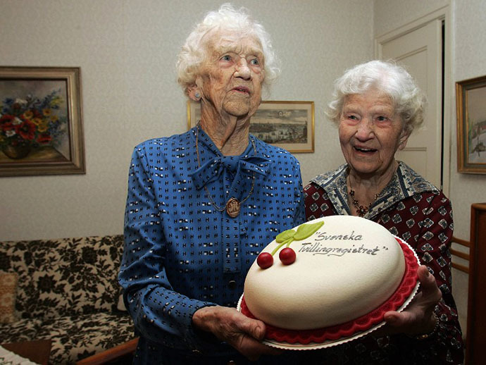 100-year-old Swedish twins Gunhild Gaellstedt (L) and Siri Ivarsson (R) (AFP Photo / Sven Nackstrand)