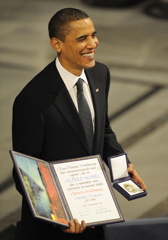 Nobel Peace Prize laureate, US President Barack Obama poses on the podium with his diploma and gold medal during the Nobel ceremony at the City Hall in Oslo on December 10, 2009 (AFP Photo / Olivier Morin)
