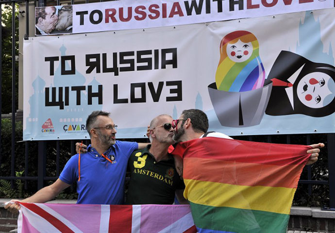 More than 300 gay and lesbian supporters participate in a 'Kiss-In' action at the Russian consulate in Antwerp to protest against the treatment of lesbian, gay, bisexual and transgender oriented people in Russia on August 9, 2013. (AFP Photo / Georges Gobet)
