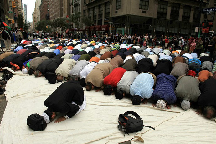 Men pray on the street before the start of the American Muslim Day Parade in New York (AFP Photo / Spencer Platt)