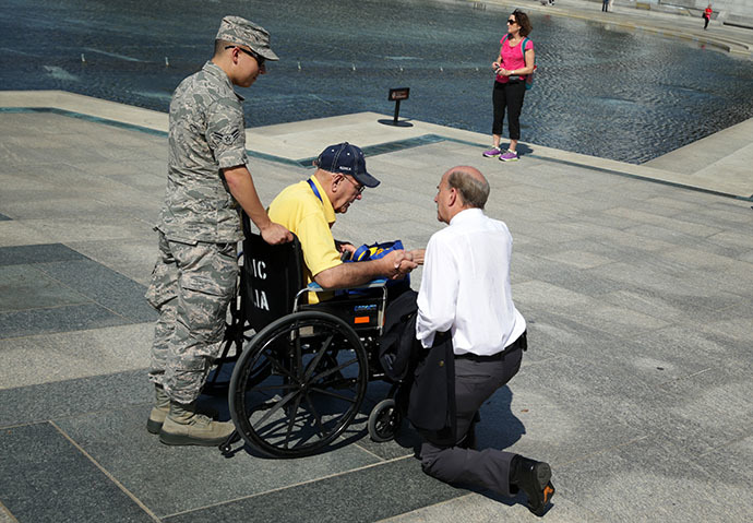 U.S. Rep. Louie Gohmert (R-TX) (R) talks to a military veteran at the World War II Memorial during a government shutdown October 1, 2013 in Washington, DC. (AFP Photo / Alex Wong)