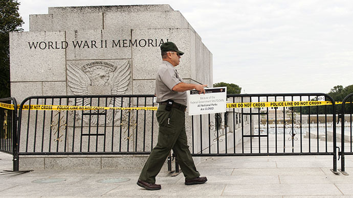 US Park Ranger Richard Trott places a closed sign on a barricade in front of the World War II Memorial monument in Washington, DC, October 1, 2013. (AFP Photo / Jim Watson)