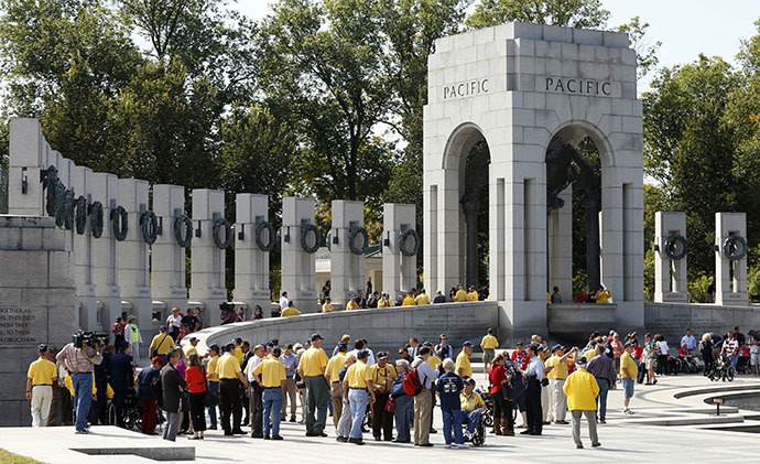 Veterans tour the World War Two Memorial in Washington October 1, 2013. (Reuters / Kevin Lamarque)
